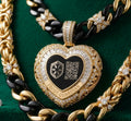 Frost Guardian Royal Heart Necklace – Edelstahl Gold & Onyx ICE Edition (Grabacki Marcin)